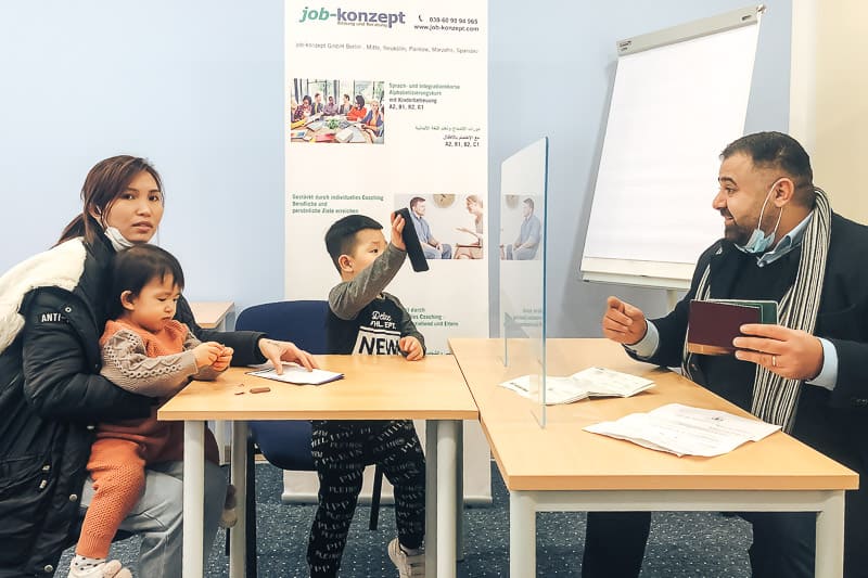 geschaeftsfuehrer mohammed srour im beratungsgespraech