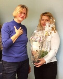 Teilnehmerin bedankt sich bei Dozentin Jacqueline Klemm