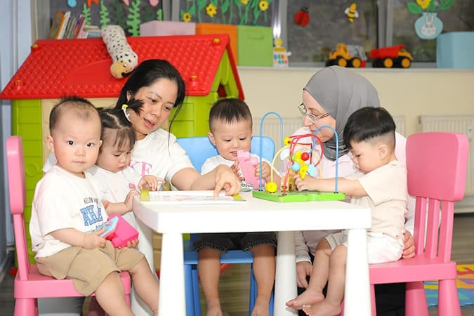 erzieher integrationshelfer weiterbildung titelbild berlin job konzept