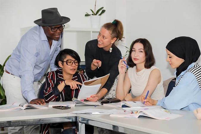 titelbild berufsbezogener sprachkurs bsk pflege job konzept berlin